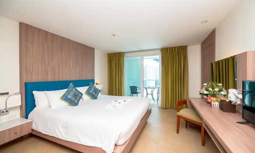 centara-pattaya-hotel-deluxe-1.jpg