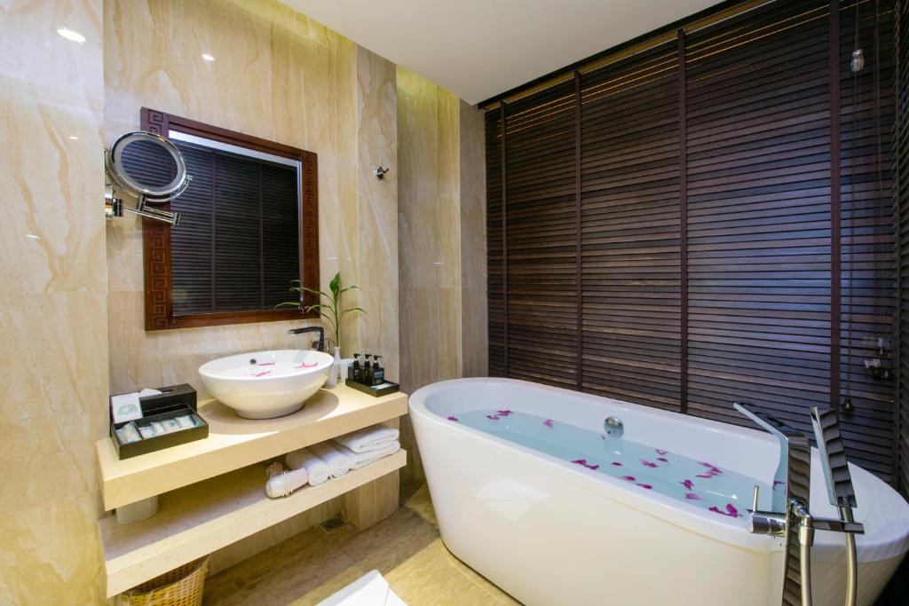 Royal Riverside Hoi An Hotel & Spa, Da Nang / Hoi An