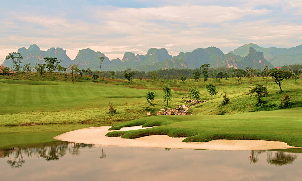 Green, Water Hazard, Sky Lake Resort & Golf Club (Sky Course), Hanoi, Vietnam