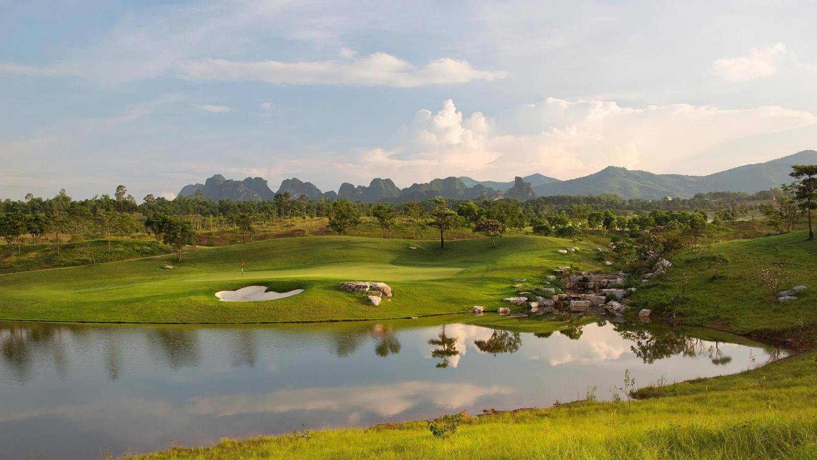 Green, Water Hazard, Sky Lake Resort & Golf Club (Sky Course), Hanoi, Vietnam