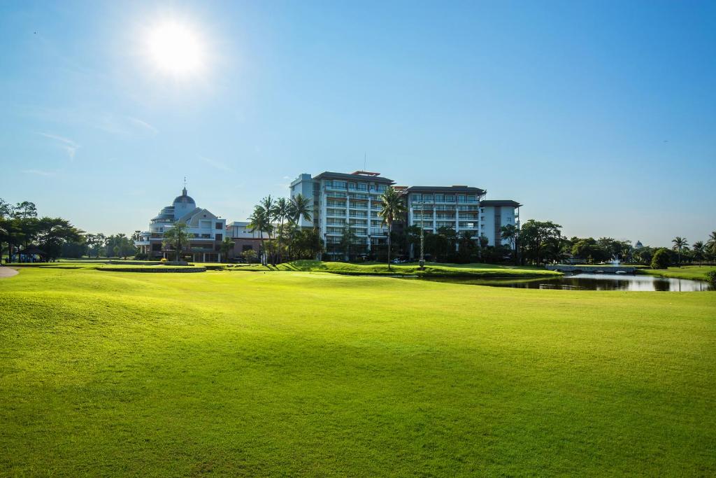 Summit Windmill Golf Residence, Bangkok, Thailand