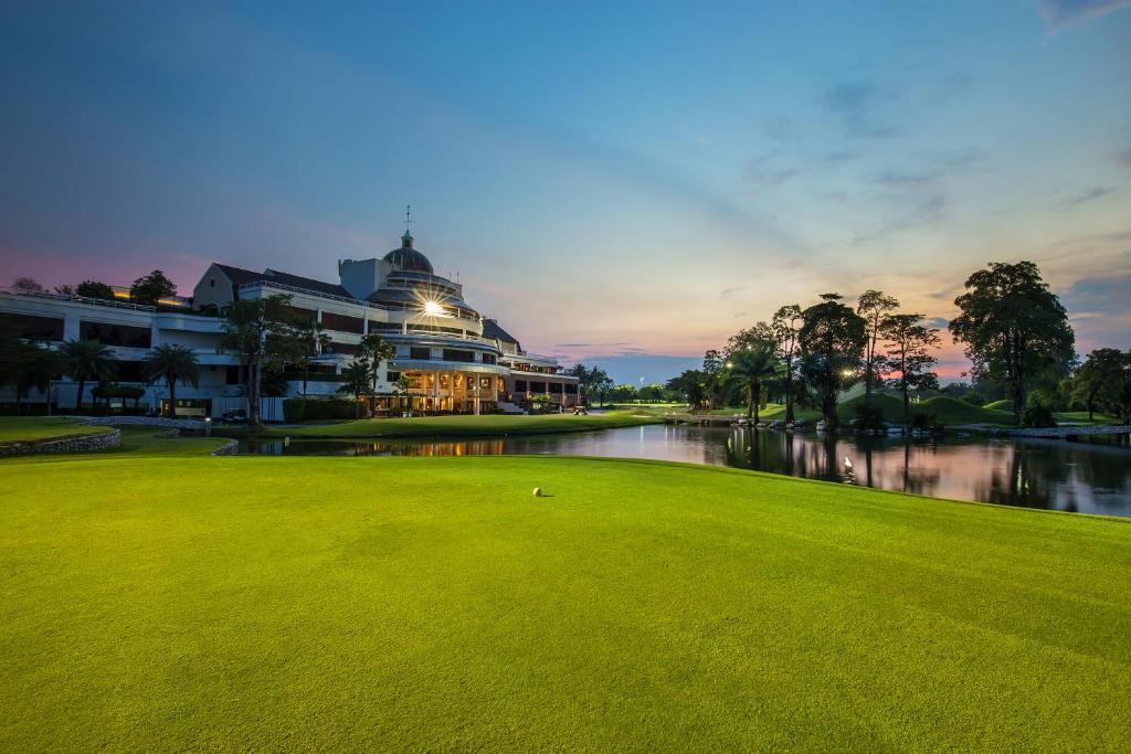 Summit Windmill Golf Residence, Bangkok, Thailand