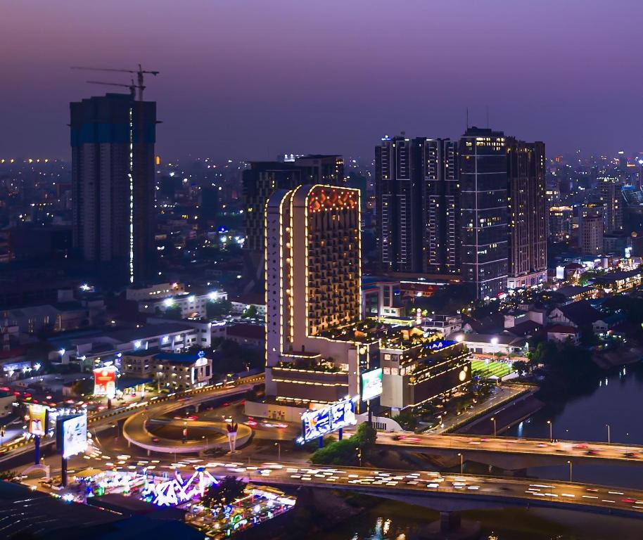 SUN & MOON, Riverside Hotel, Phnom Penh