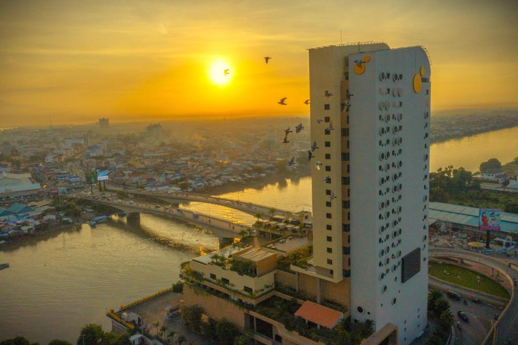 SUN & MOON, Riverside Hotel, Phnom Penh