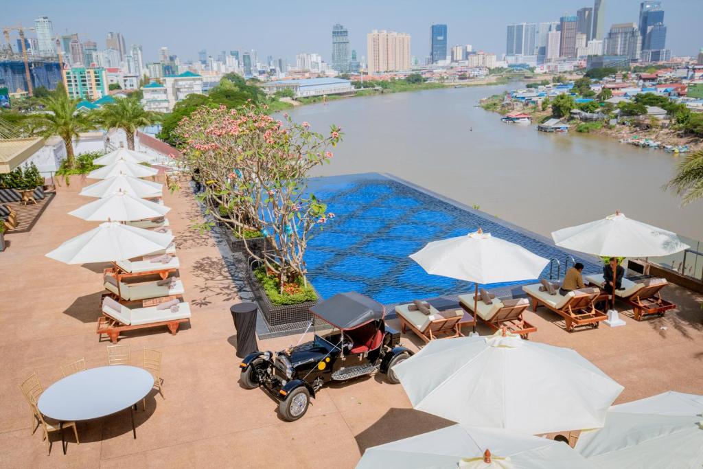 SUN & MOON, Riverside Hotel, Phnom Penh