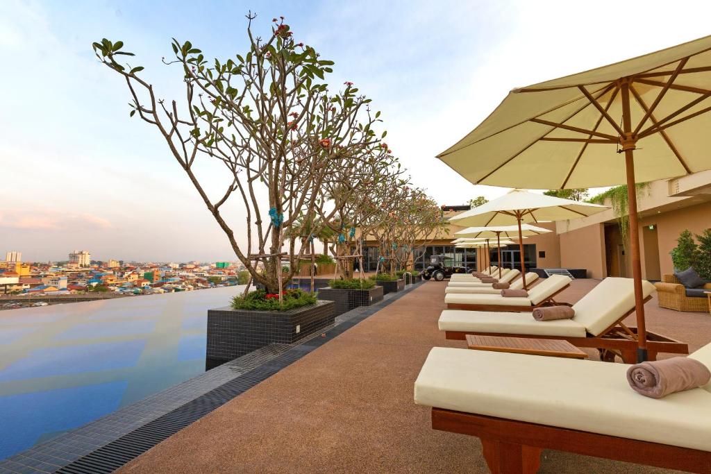 SUN & MOON, Riverside Hotel, Phnom Penh