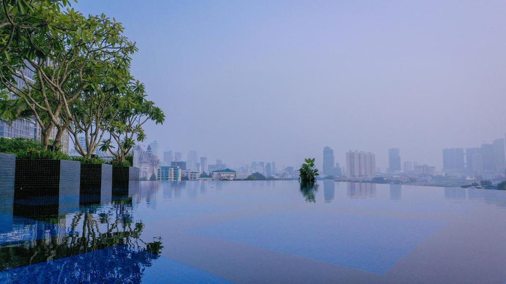 SUN & MOON, Riverside Hotel, Phnom Penh