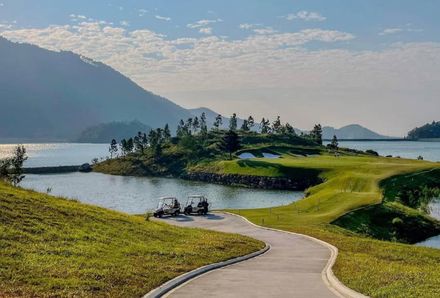 Approach, Island Green, Thanh Lanh Golf Resort, Hanoi, Vietnam